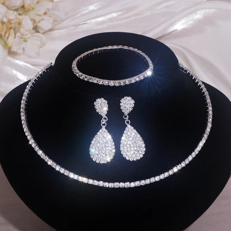 Conjunto Luxuoso de Joias Nupciais - Colar, Pulseira e Brincos em Strass Redondo e Acabamento Prata Clássica