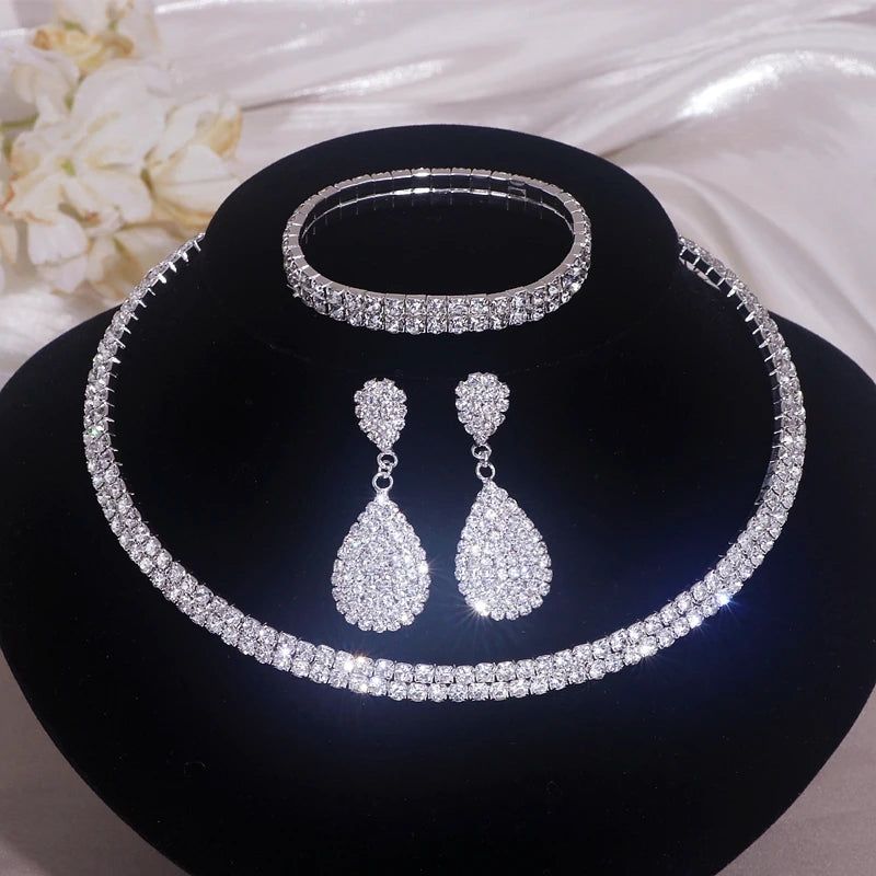 Conjunto Luxuoso de Joias Nupciais - Colar, Pulseira e Brincos em Strass Redondo e Acabamento Prata Clássica